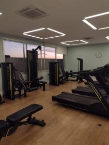 un gimnasio con varias cintas de correr y máquinas cardiovasculares en Lindo loft apartamento studio em Santana, perto do Expo Center Norte, Anhembi, Sambodromo, Campo de Marte, Zona Norte en São Paulo
