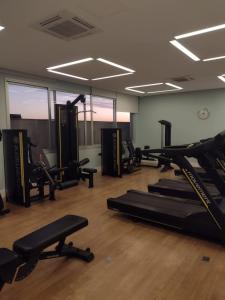 um ginásio com várias passadeiras e máquinas de cardio em Lindo loft apartamento studio em Santana, perto do Expo Center Norte, Anhembi, Sambodromo, Campo de Marte, Zona Norte em São Paulo