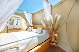 1 dormitorio en un barco con cama y ventana en Cuore del Cilento Relais&Retreat, en Castellabate