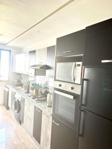 uma cozinha com um frigorífico e um micro-ondas em Luxury apartment 2 em Casablanca