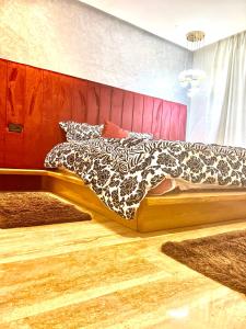 ein Schlafzimmer mit einem Bett mit einer schwarzen und weißen Decke in der Unterkunft Luxury apartment 2 in Casablanca