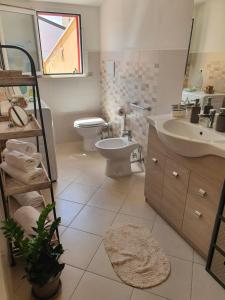 Ένα μπάνιο στο Bella Alba Apartment on the beach +32 φωτογραφίες