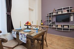 une salle à manger avec une table et une télévision dans l'établissement Cumbalı 27, à Istanbul