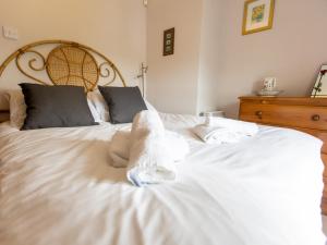 Postelja oz. postelje v sobi nastanitve Pass the Keys Cosy cottage with views over the Shropshire hills