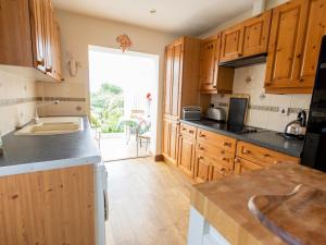 Kuhinja oz. manjša kuhinja v nastanitvi Pass the Keys Cosy cottage with views over the Shropshire hills