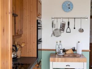 Kuhinja oz. manjša kuhinja v nastanitvi Pass the Keys Cosy cottage with views over the Shropshire hills + 19 fotografij