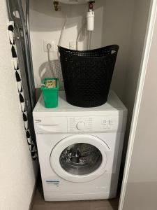 een wasmachine met een mand erop bij La Bâtisse de Chabot N°7 in Montluçon