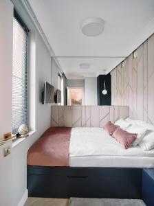 een slaapkamer met een groot bed in een kamer bij Apartament Zamojski Rynek in Zamość