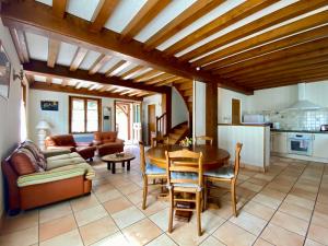 a living room with a table and a kitchen at Maison familiale dans village viticole in Ladoix Serrigny