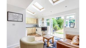 ein Wohnzimmer mit einem Sofa und einem Tisch in der Unterkunft Pass the Keys Lovely 3 Bedroom Garden Home in Oxford in Oxford