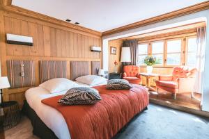 um quarto de hotel com uma cama com duas almofadas em Les Peupliers em Courchevel