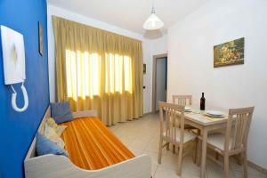 a kitchen and dining room with a table and chairs at Terra del Sole in Favignana