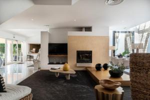 uma sala de estar com um sofá e uma lareira em Vila Valverde Design Country Hotel em Luz