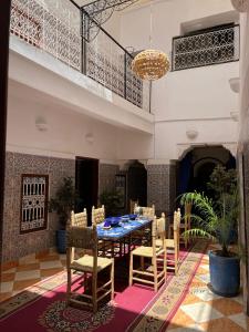 - une salle à manger avec une table et des chaises dans l'établissement Riad White House, à Marrakech