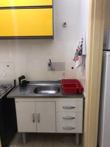 un bancone della cucina con lavandino e frigorifero di Estúdio 73 a San Paolo