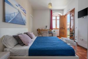 una camera da letto con un grande letto con una coperta blu di B&B vera's home pompei a Pompei