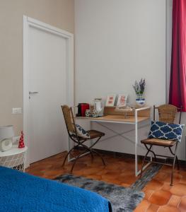 una camera con scrivania, due sedie e un tavolo di B&B vera's home pompei a Pompei