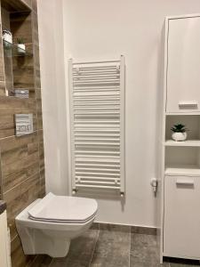 W pokoju znajduje się łazienka z białą toaletą. w obiekcie Velvet Studio w mieście Târgu Mureş