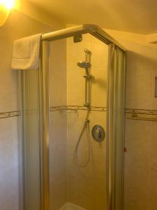 um chuveiro com uma porta de vidro na casa de banho em Hotel Due Colonne em San Bonifacio