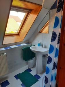 Koupelna v ubytování Mon-Csa Studio Apartman + 8 fotografií