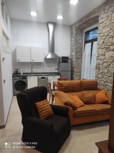 uma sala de estar com um sofá e uma cozinha em Prado-Gijon em Gijón