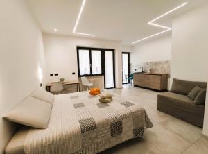 een slaapkamer met een bed, een bank en een tafel bij A, C or D - MyAostaProject Rentals in Aosta
