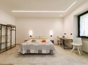una camera da letto con un letto, un tavolo e delle sedie di A, C or D - MyAostaProject Rentals ad Aosta
