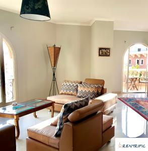 een woonkamer met een bank en een tafel bij Rentrific in Caïro