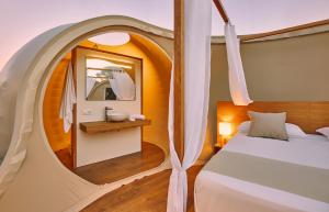 una camera da letto su una barca con un letto e uno specchio di Sky Room Cuore del Cilento a Castellabate