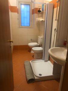 ein Bad mit einem WC und einem Waschbecken in der Unterkunft A casa di Flavia in Catania