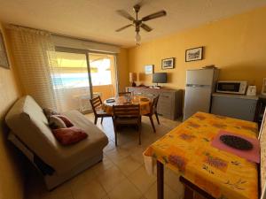 een woonkamer met een keuken en een eettafel bij Appartement T2 Vue sur Mer Narbonne Plage- 5CAPA31 in Narbonne-Plage