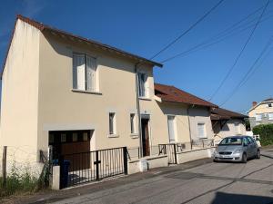 a car parked in front of a house at La Terrasse du Colombier 1er étage in Limoges