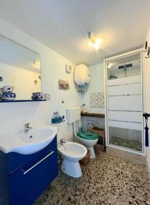 e bagno con servizi igienici, lavandino e doccia. di Casa Claudio a Villanova