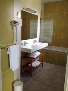 Kylpyhuone majoituspaikassa Kyriad Perpignan Sud