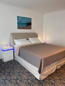 Ein Bett oder Betten in einem Zimmer der Unterkunft ART HOTEL HOUSE ONE