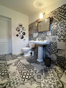 a bathroom with a sink and a toilet at L’annexe in Orange