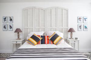 1 dormitorio blanco con 1 cama blanca grande con almohadas en L’annexe, en Orange