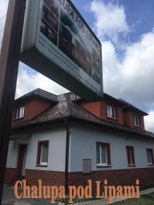 un edificio con una señal delante de él en Chalupa pod lipami en Terchová
