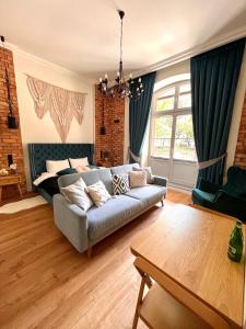 a living room with a couch and a bed at Brick Castle - Apartament Ulrich in Wrocław