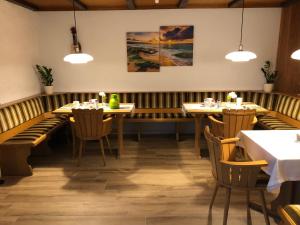 une salle à manger avec des tables, des chaises et des lumières dans l'établissement Ohana Bed and Breakfast, à Zorge