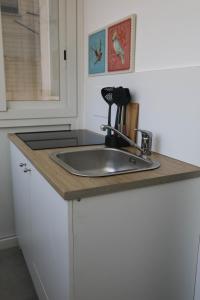 een aanrecht met een wastafel in de keuken bij Interno 11 city view with kitchen - 70 mq in Bari