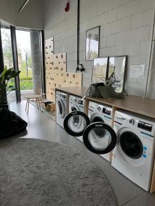 een wasruimte met 3 wasmachines en een aanrecht bij Unique Apartment Katowice City Center in Katowice