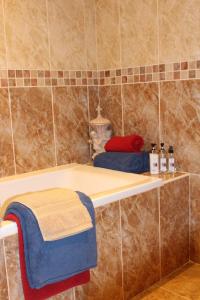 een badkamer met een wastafel en een bad bij The Angels Place Boutique Guest House in Pretoria