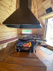 a kitchen with a stove in a cabin at pension George in Špindlerův Mlýn