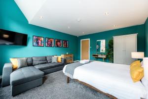 1 dormitorio con 1 cama grande y 1 sofá en Host & Stay - The Georgian Quarters at Canning, en Liverpool