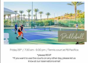 twee mensen die tennissen op een tennisbaan bij Mavila at Quivira Golf & Sea Community plus PB Beach Access on Medano Beach in Cabo San Lucas