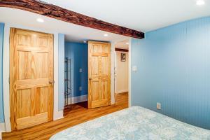 um quarto com paredes azuis e portas de madeira em Folly - Beaches Be Crazy #B em Folly Beach