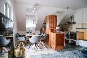 uma cozinha com mesa e cadeiras num quarto em Landhaus dasThomas em Kenndorf