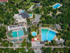 Bazén v ubytování Ametiszt Hotel Harkány nebo v jeho okolí