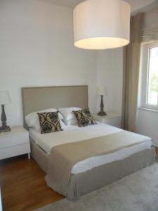 sypialnia z łóżkiem z dwoma stołami i lampką w obiekcie Palermo eleganza in centro città w mieście Palermo